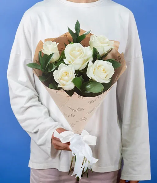 5 белых роз в крафте