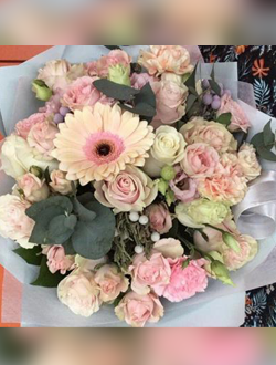 Праздничный букет с розами