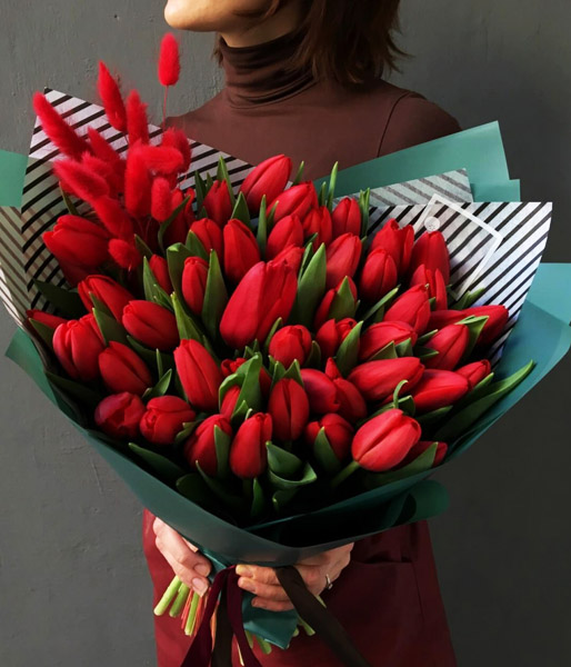 Букет из 61 ярко-красного тюльпана
