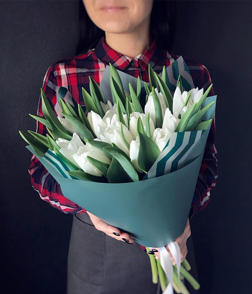 Фото Композиция из 19 белых тюльпанов