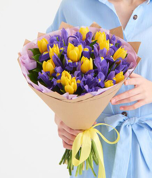 Сборный букет ирисов и тюльпанов "Яркая палитра"