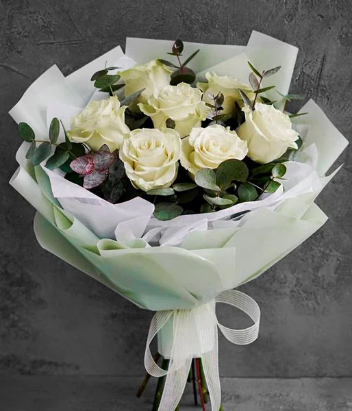 Букет из белых роз в крафте