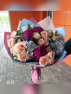 Кустовые розы с гортензиями и пионами "Музыка цветов"