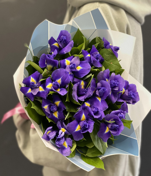 Ирисы в букете "Синяя вечность"