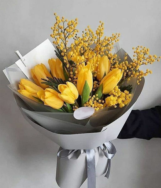 Букет из 11 тюльпанов и мимозы