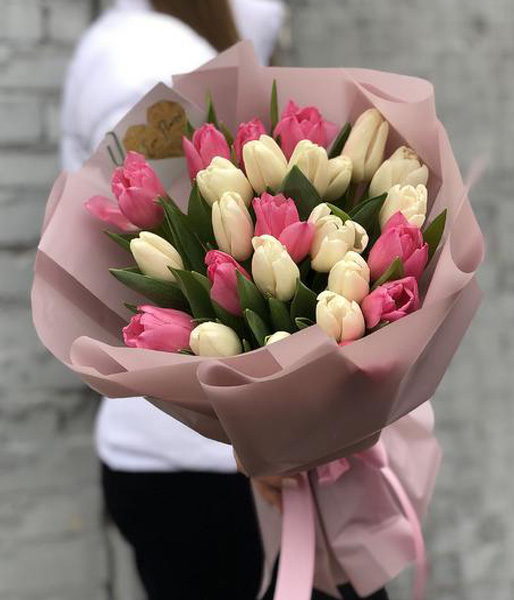 29 Нежных тюльпанов в стильном пудровом оформлении