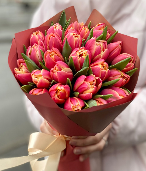 25 красных пионовидных тюльпанов