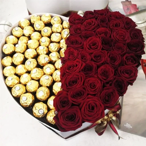 Коробочка в форме сердца с розами и Ferrero Rocher