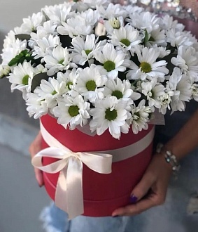 Фото Яркая коробочка с хризантемами