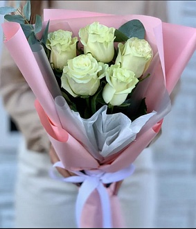 Фото 5 Белых роз с оформлением