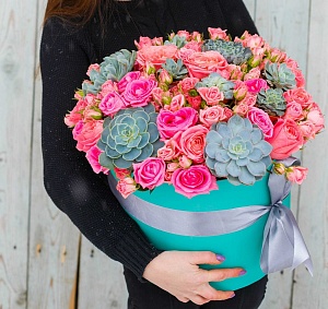 Кустовые розы в шляпной коробке "Филадельфия"