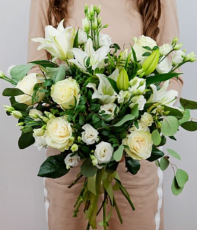Букет из роз и эустомы "Белые огни"