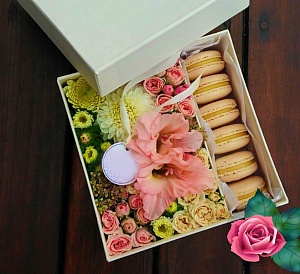 Фото Коробочка с макаронс и цветами №78