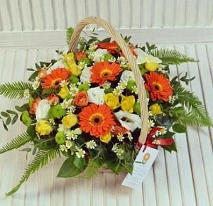Фото Розы и герберы в корзине "Закат"