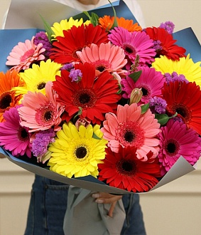 Букет из разноцветных гербер "Яркая классика"