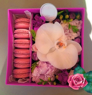 Фото Коробочка с макаронс и цветами №72