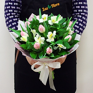 Композиция альстромерий и тюльпанов "Мимолетное свидание"