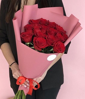 Букет из 15 красных роз на 8 марта