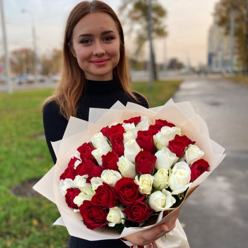 Шикарный яркий букет из 51 красной и белой розы