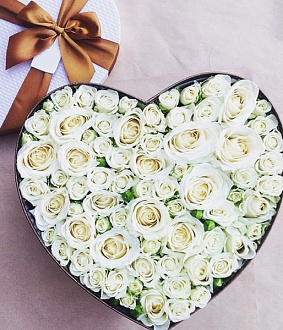 Композиция из роз в коробке "Светлое сердце"