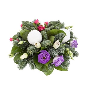 Новогодний букет с игрушками в корзине