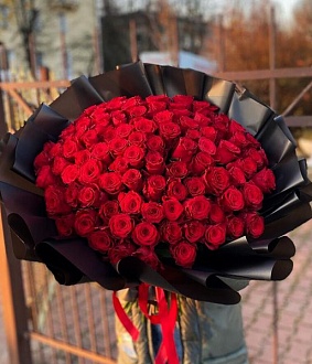 Большой красный букет "Жар пламени" из голландских роз