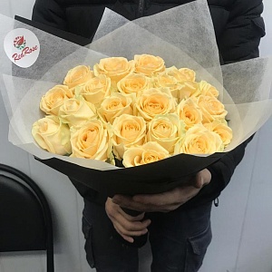 Милый букет из 21 кремовой розы "Персиковый шарм"