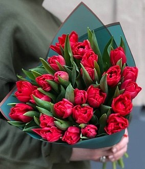 Букет красных тюльпанов