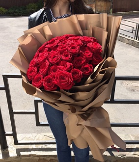 Фото 35 Красных роз в букете "Золотой стиль"