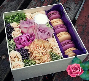 Фото Коробочка с макаронс и цветами №111