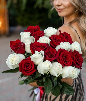 Яркий букет из 21 красной и белой голландской розы