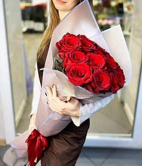 15 Голландских красных роз маме
