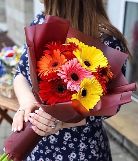 Букет из 9 разноцветных гербер в ярком оформлении