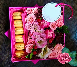 Фото Коробочка с макаронс и цветами №159