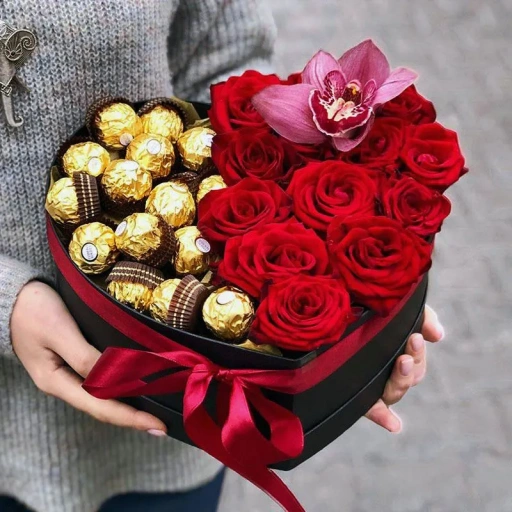 Стильная коробочка в форме сердца с розами, орхидеей и Ferrero Rocher
