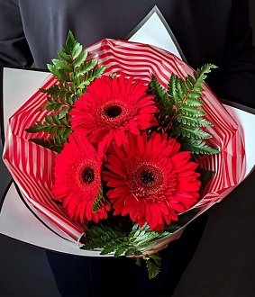 Букет с красной герберой "Мечты Скарлетт"