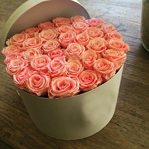 Фото Коробка шляпная из 35 роз Мисс Пигги