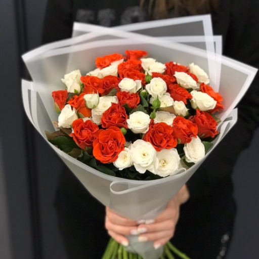 Композиция из кустовых роз "Два Любящих сердца"