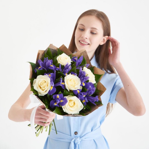 Фото Милый букет из ирисов и роз