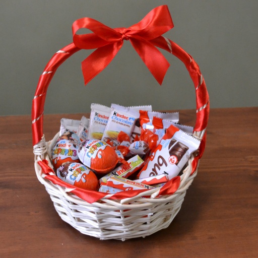 Подарочная корзина "Kinder Surprise"