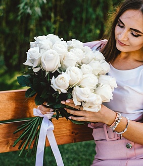 Букет из 25 белых голландских роз 70см