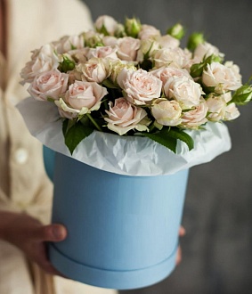 Фото Кустовые розы в коробочке "Цвет шампанского"