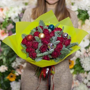 Новогодний букет из алых роз