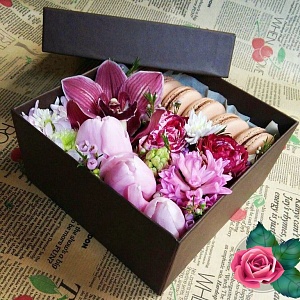 Фото Макаронс с цветами в коробке №131