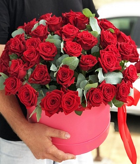 Фото Шикарные красные розы в коробке-цилиндре