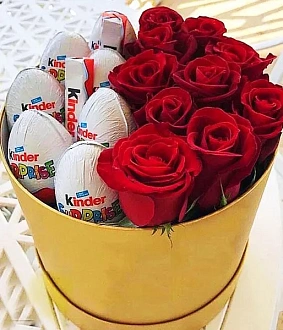 Фото Классная коробочка с голландскими розами и Kinder
