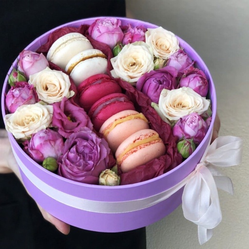 Коробочка с пионовидными розами и макаронс