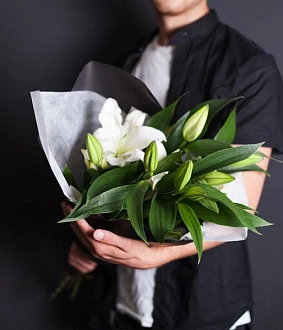 Букет из лилий "Джентльмен"