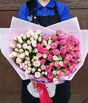 Букет из 41 кустовой розы белого и розового цвета