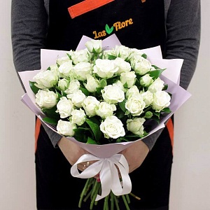 Кустовые розы белые "Сабрина"